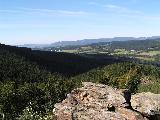 Pohled z Obřích skal k Ostružné a Ramzové, zleva ustupující hřeben Šeráku, v pozadí hřeben Sušiny a Králického Sněžníku